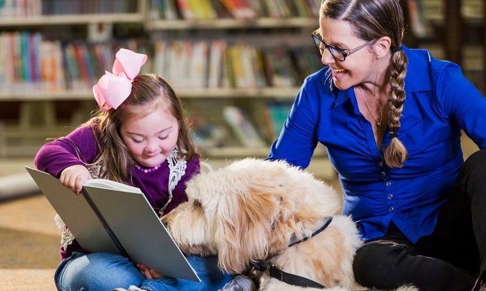 Hondentherapie voor kinderen met Down-syndroom.
